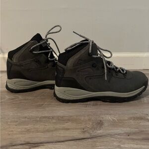 Columbia Newton Ridge Plus Waterproof Hiking Boots
Color: Quarry/ Cool Wave